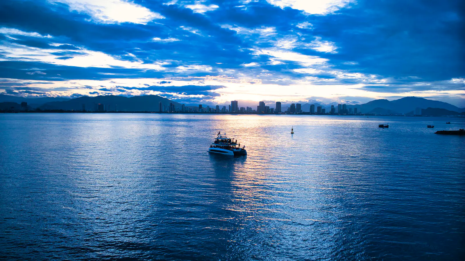 Nha Trang Sunset yacht tour